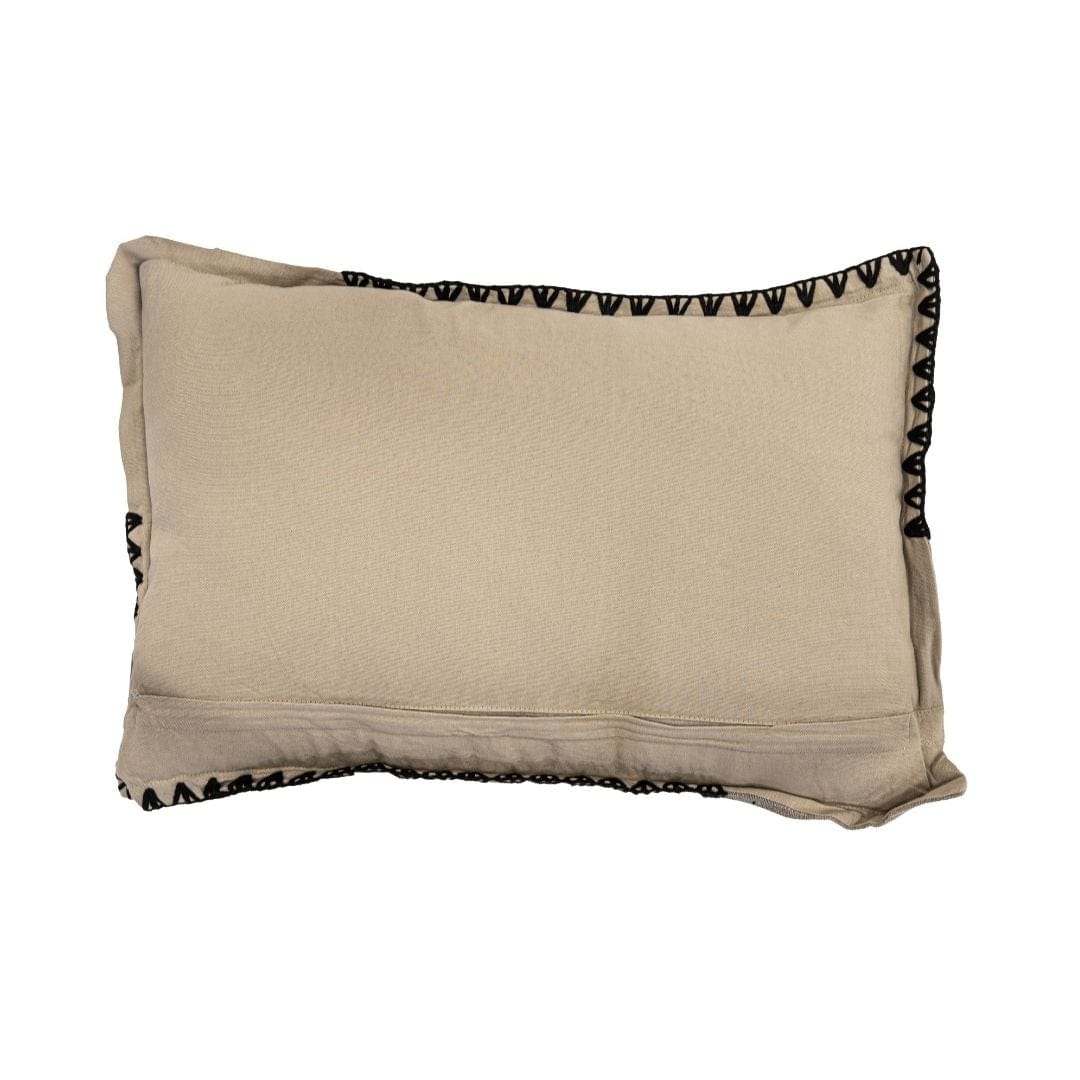 Détail du passepoil du coussin rectangulaire Amaira