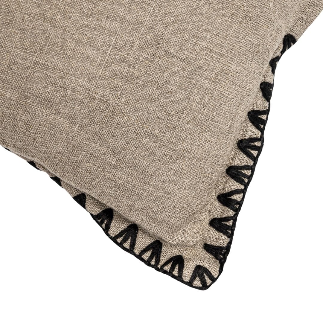Détail du passepoil du coussin rectangulaire Amaira