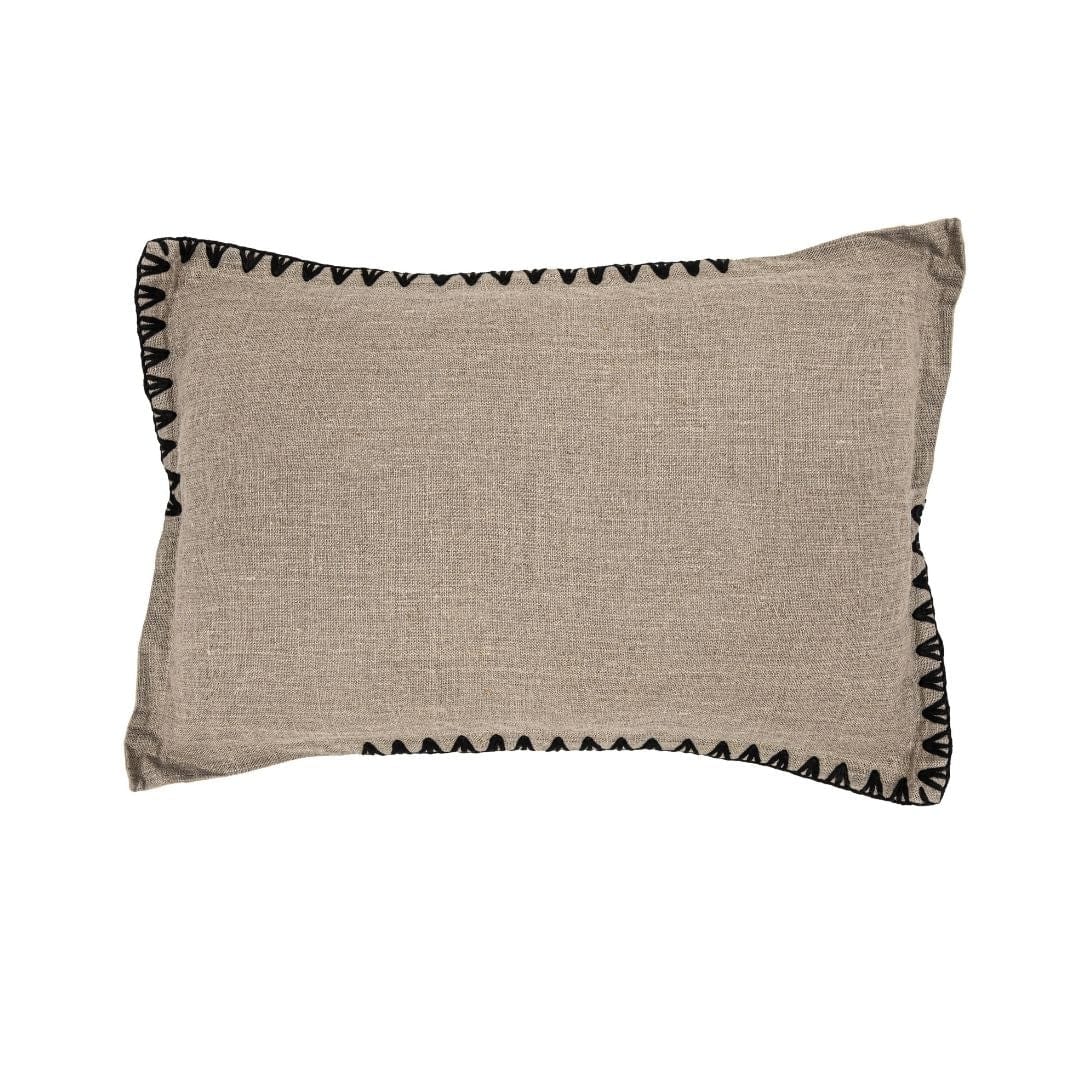 Détail du passepoil du coussin rectangulaire Amaira
