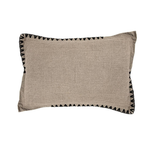 Détail du passepoil du coussin rectangulaire Amaira
