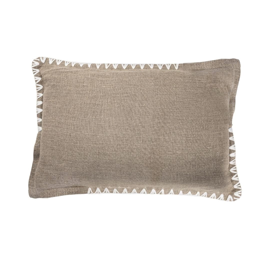 Détail du passepoil du coussin rectangulaire Amaira