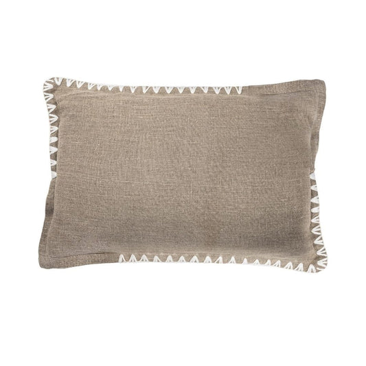 Détail du passepoil du coussin rectangulaire Amaira