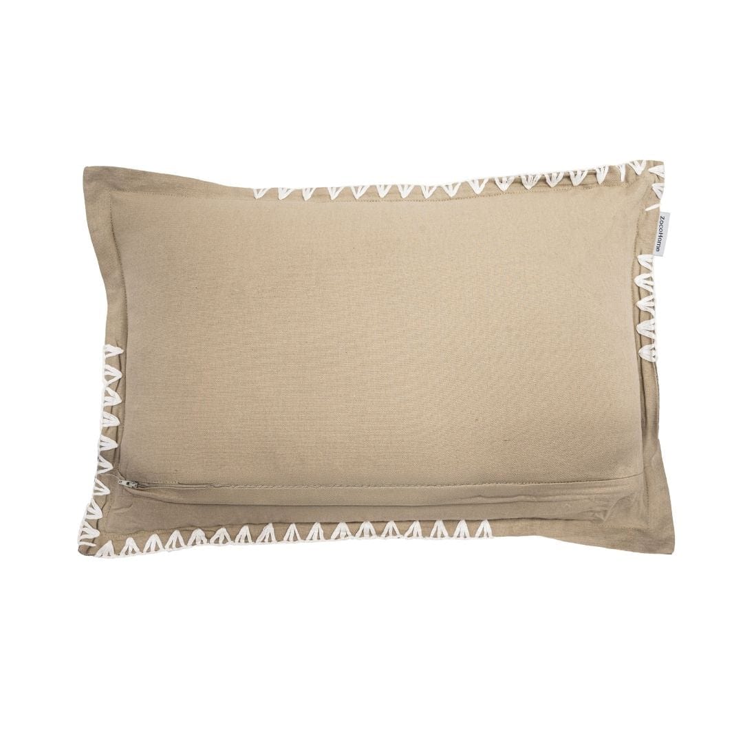 Détail du passepoil du coussin rectangulaire Amaira