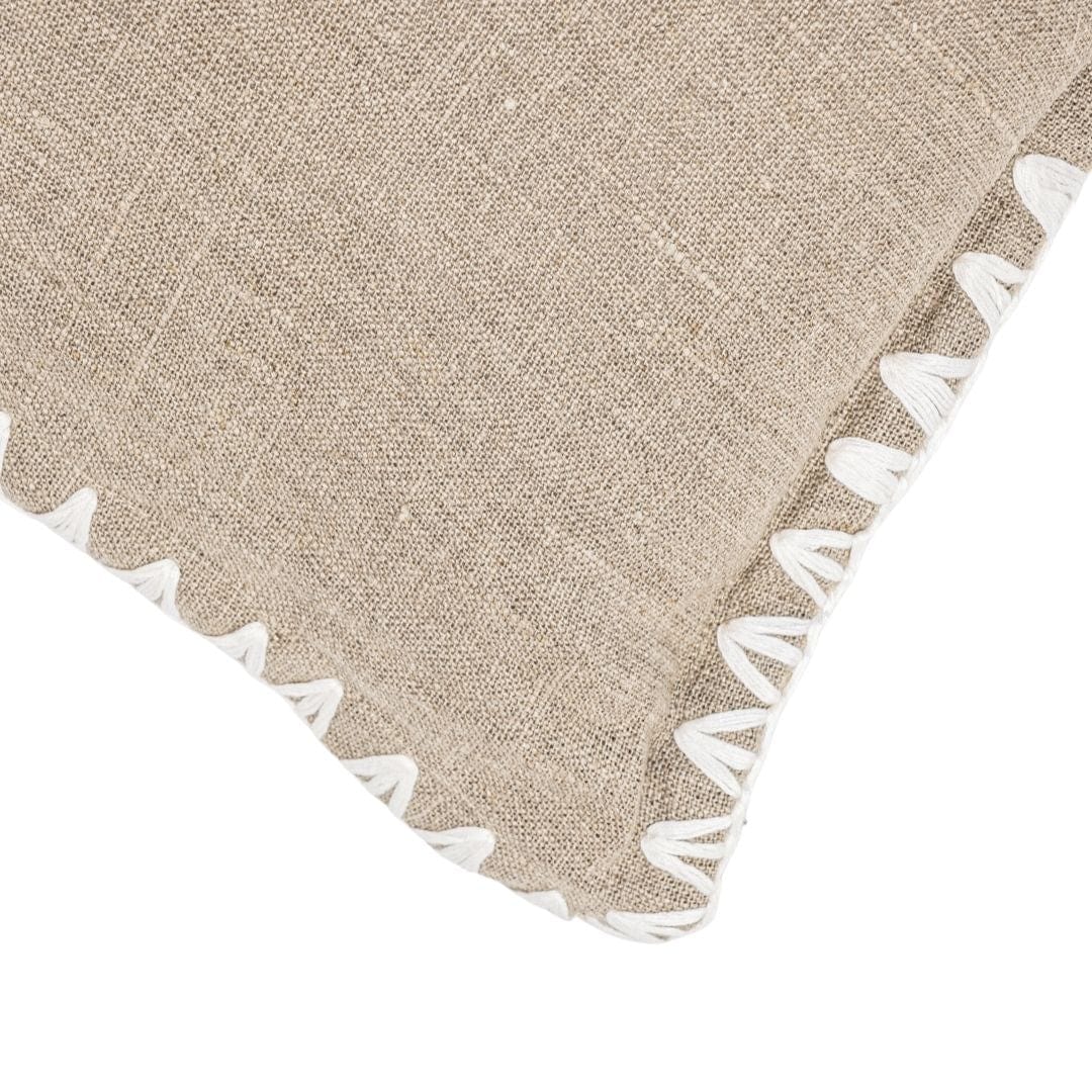 Détail du passepoil du coussin rectangulaire Amaira