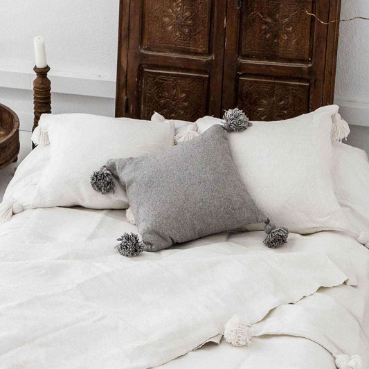 Housse de coussin à pompons | Gris clair 60 x 60 cm