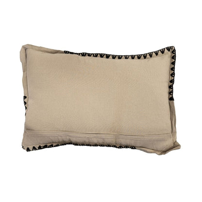 Détail du passepoil du coussin rectangulaire Amaira