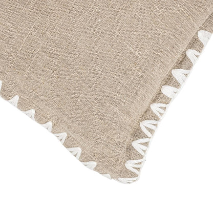 Détail du passepoil du coussin rectangulaire Amaira